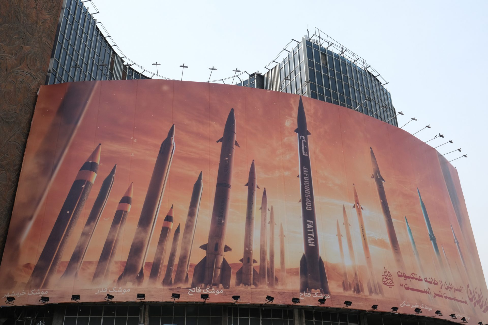 Soldados carregam mísseis