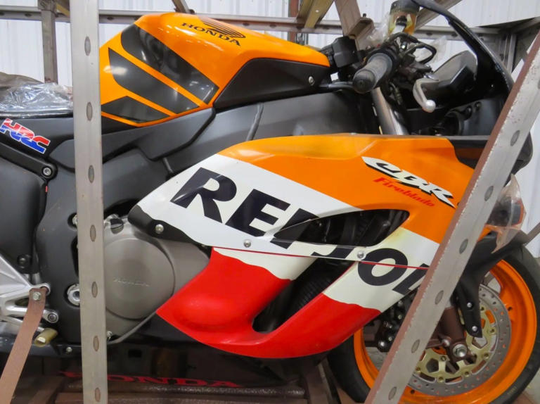 Depois de 20 anos, Honda Fireblade 2005 é encontrada 0 km ainda na caixa