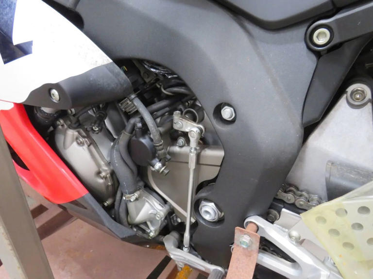 Depois de 20 anos, Honda Fireblade 2005 é encontrada 0 km ainda na caixa