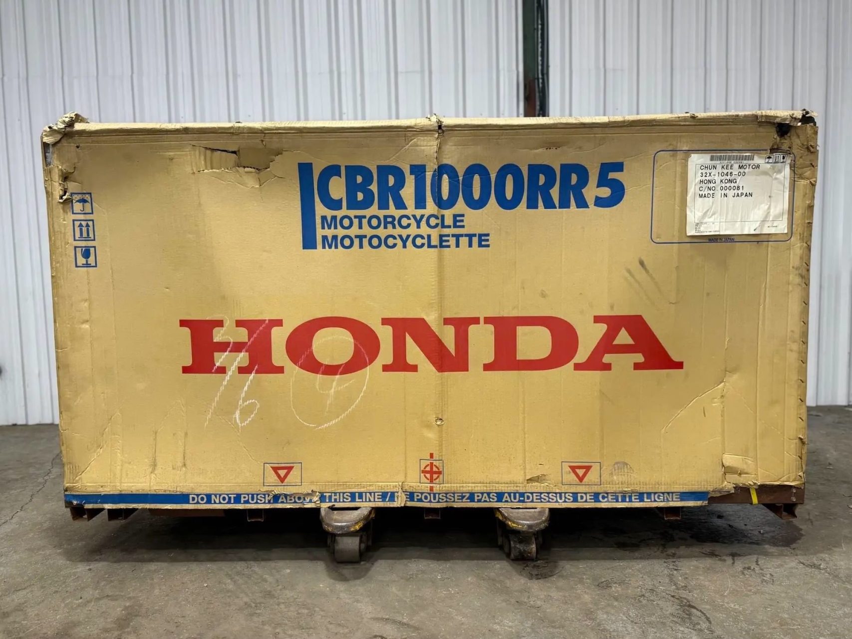 Depois de 20 anos, Honda Fireblade 2005 é encontrada 0 km ainda na caixa