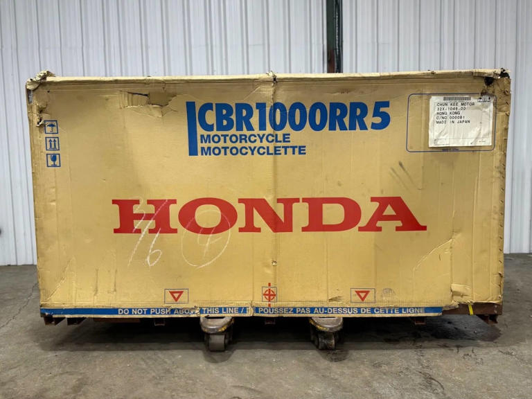Depois de 20 anos, Honda Fireblade 2005 é encontrada 0 km ainda na caixa