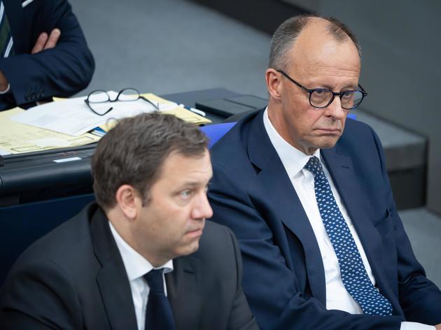 Bundeskanzler Friedrich Merz (CDU, r.) und Finanzminister Lars Klingbeil (SPD) wollen Haushalte und Industrie entlasten.