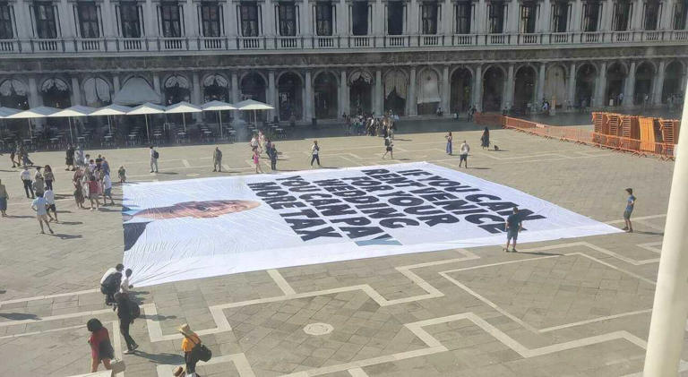 Bezos, lenzuolo enorme in Piazza San Marco: «Se puoi affittare Venezia per il tuo matrimonio, puoi anche pagare più tasse»