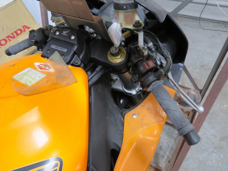 Depois de 20 anos, Honda Fireblade 2005 é encontrada 0 km ainda na caixa