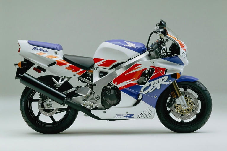 Depois de 20 anos, Honda Fireblade 2005 é encontrada 0 km ainda na caixa