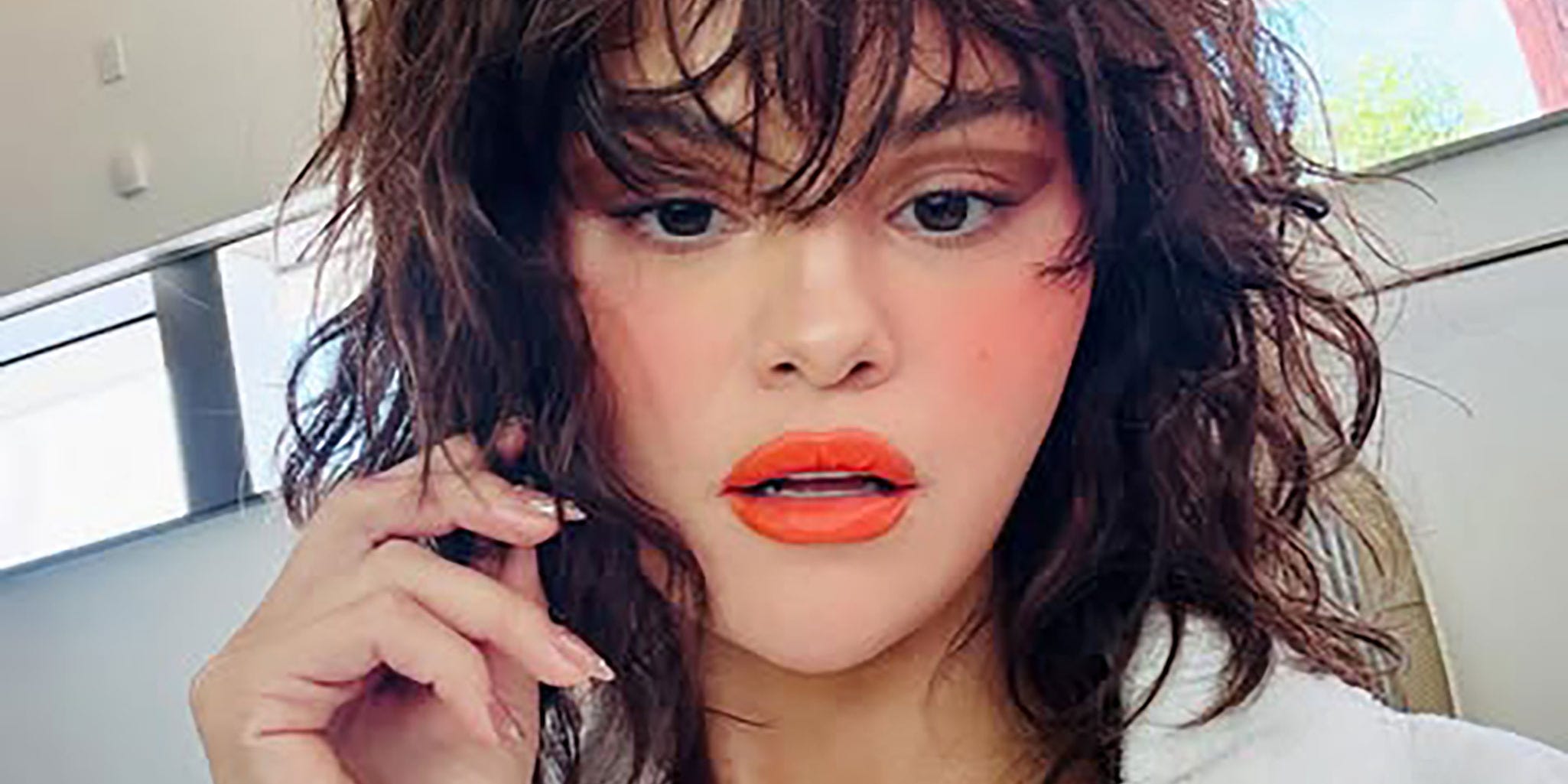 selena-gomez-s-bangs-are-actually-a-wig-and-her-reason-is-so-relatable