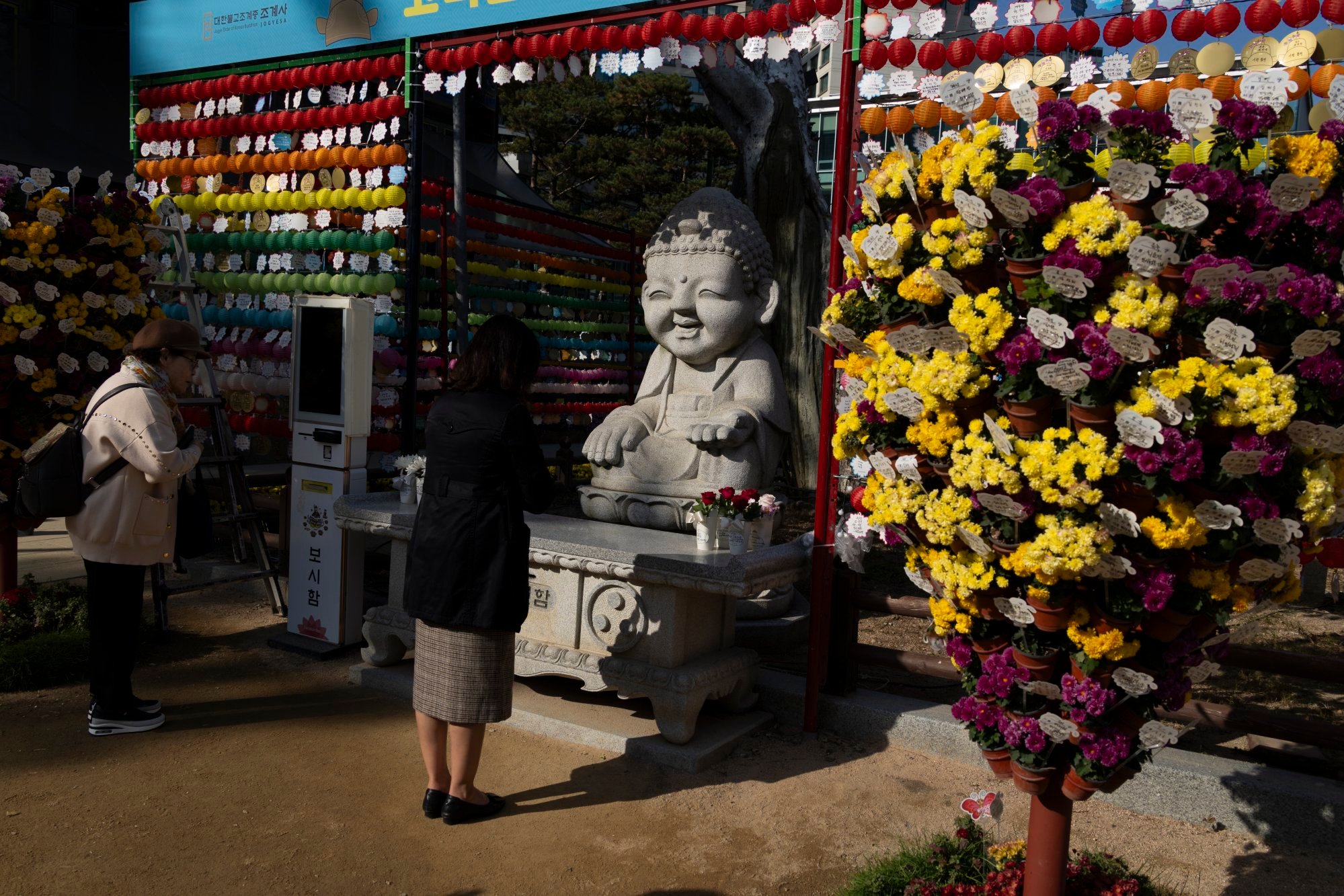 Родители молятся о том, чтобы их дети сдали государственный вступительный экзамен в университет в храме Джогеса в Сеуле, Южная Корея, в ноябре. Фото: EPA-EFE