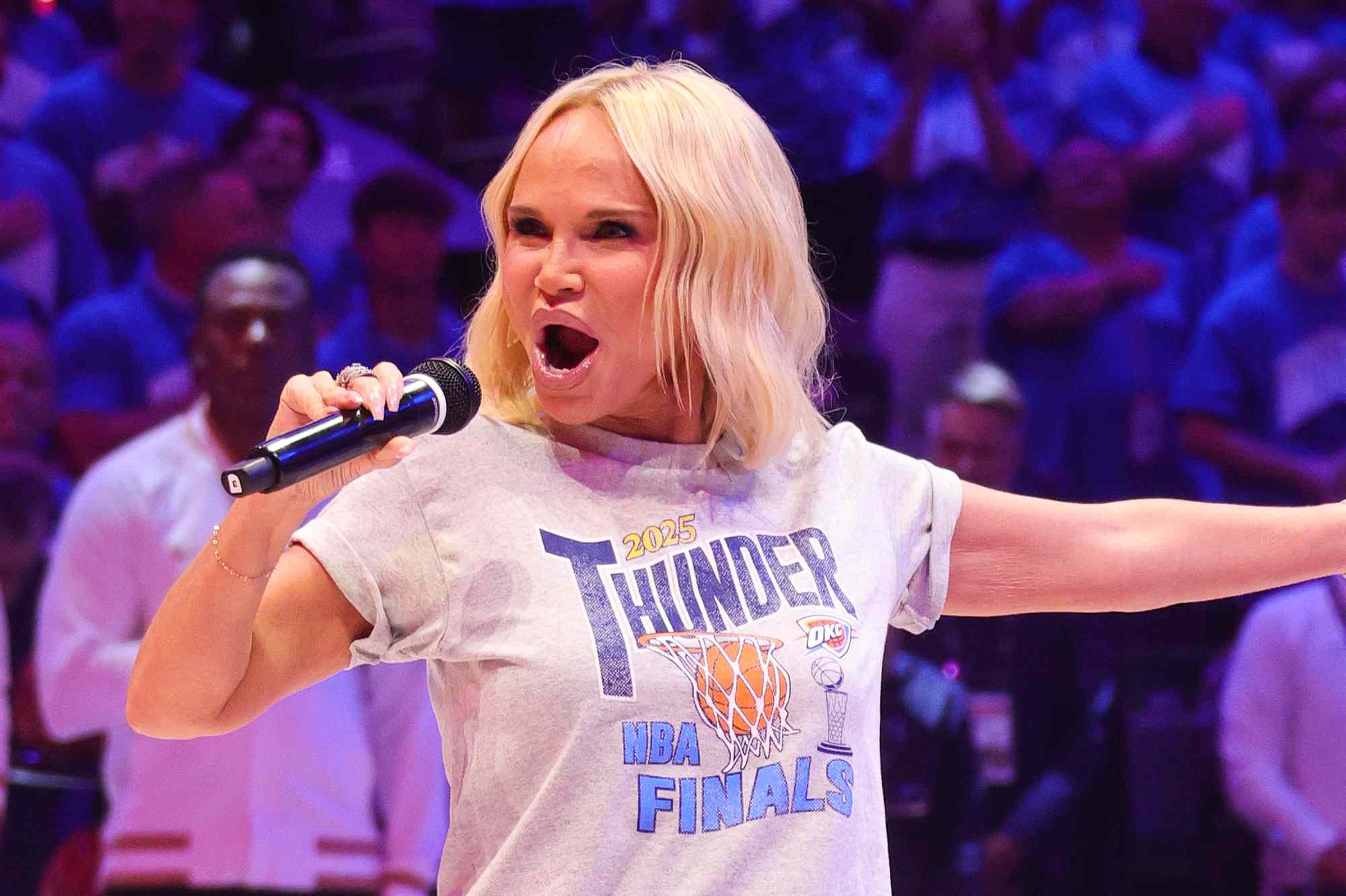 Kristin Chenoweth divides fans with wicked high note in national anthem(02)
