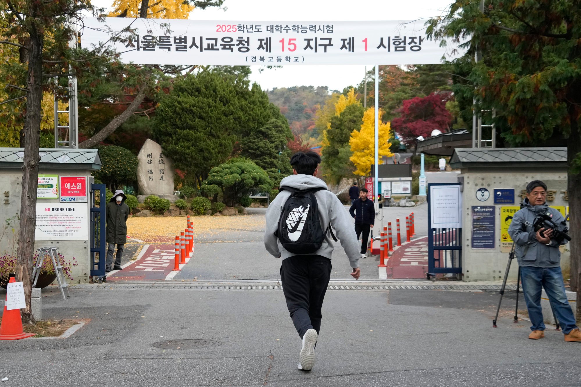 Студент бежит на вступительные экзамены в университет в Сеуле в прошлом году. Смерть трех девочек-подростков вызвала призывы к реформе образования в Южной Корее. Фото: AP