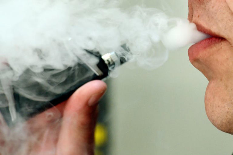 UK government announces major smoking and vape law change