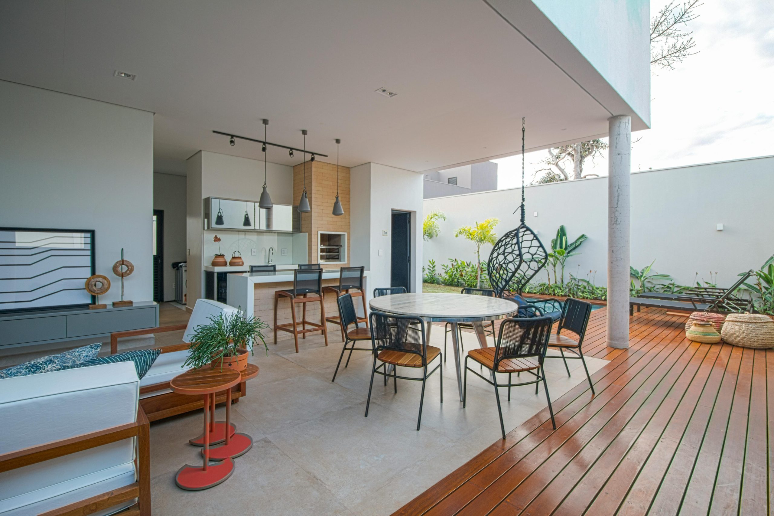 How to create a cozy outdoor spot for hosting
