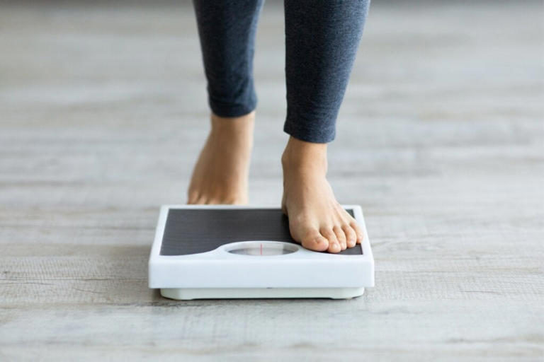 A perda ou ganho de peso sem explicação é um dos sinais de alerta para o diabetes (Imagem: Prostock-studio | Shutterstock)