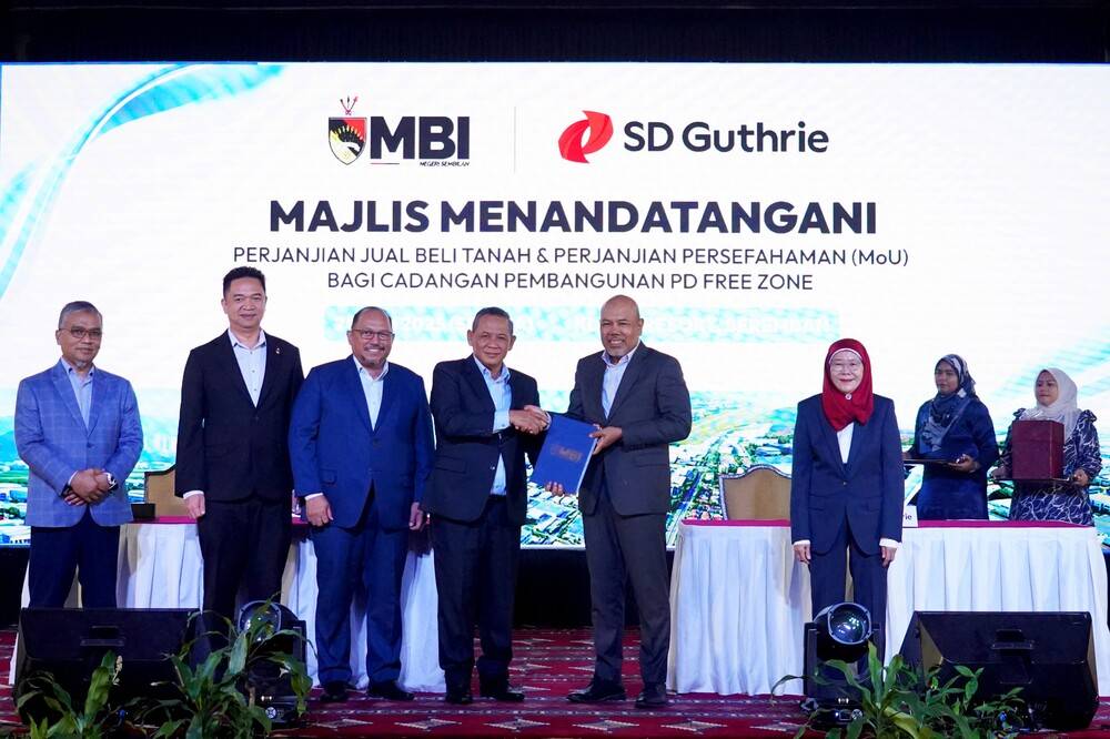 Negeri Sembilan Menteri Besar Datuk Seri Aminuddin Harun (fourth from left) and SD Guthrie Berhad Group Managing Director Datuk Mohamad Helmy Othman Basha (fifth from left) at the MOU signing ceremony to explore a joint venture with MBINS for developing a 300-acre industrial park on SD Guthrie land in Sengkang Estate, Port Dickson.
