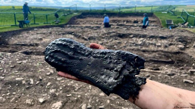Los voluntarios del Proyecto Magna quedaron asombrados cuando descubrieron el calzado intacto que había permanecido conservado durante 2.000 años.
