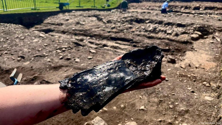 El equipo de arqueólogos excavó cuidadosamente la trampa 