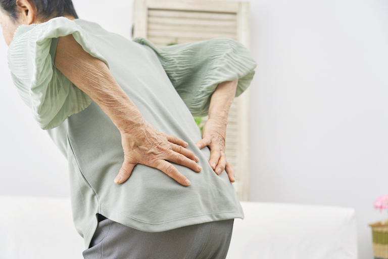 腰の痛みには重い病気が隠れている可能性も