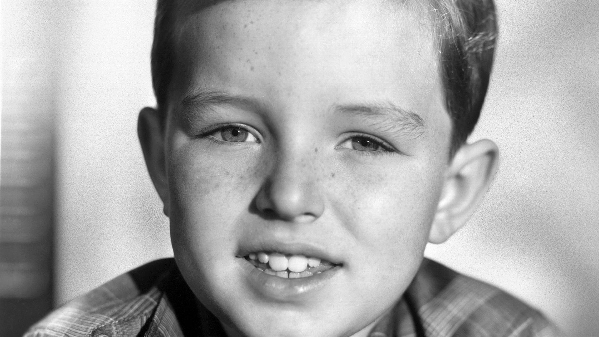 Jerry Mathers, 77, is his 98yearold mom's twin in mustsee family photo