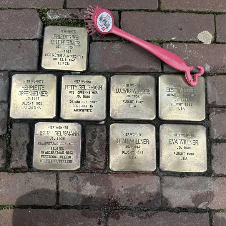  Die Stolpersteine des Kölner Künstlers Gunter Demnig werden am letzten bekannten Wohnort verlegt. In Goch wurde der erste Stolperstein 2013 in der Brückenstraße verlegt. ⇥ 