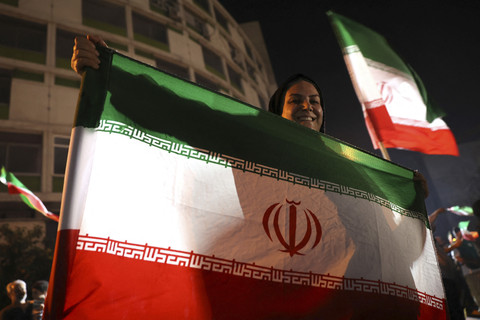 Militer Iran Janjikan Balas Dendam Usai Kapal Kargo Diserang AS