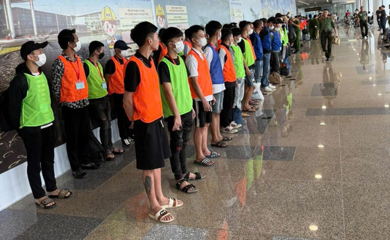 Tiền Phong Các đối tượng bị bắt giữ ngay tại sân bay 1