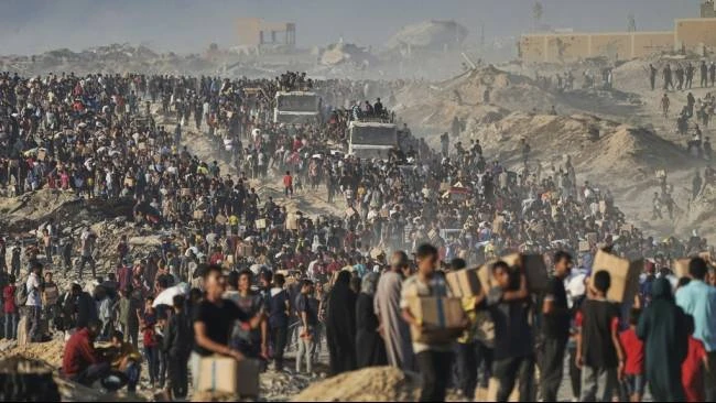 Warga Palestina membawa karung dan kotak berisi makanan dan bantuan kemanusiaan yang diturunkan dari konvoi Program Pangan Dunia (WFP) yang menuju Kota Gaza di Jalur Gaza utara, Senin, 16 Juni 2025.