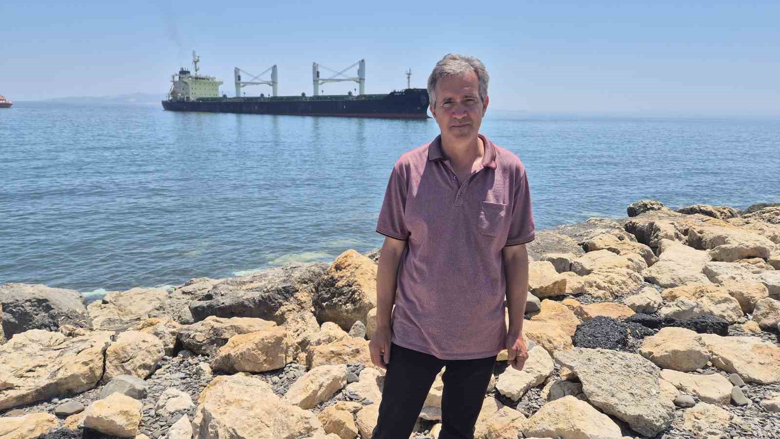 BAHAMA BAYRAKLI "ANGY R" İSİMLİ 186 METRE UZUNLUĞUNDAKİ KURU YÜK GEMİSİNİN BU SABAH ŞARKÖY GAZİKÖY AÇIKLARINDA KARAYA OTURMASI, BÖLGEDE YAŞAYAN VATANDAŞLARIN İLGİSİNİ ÇEKTİ