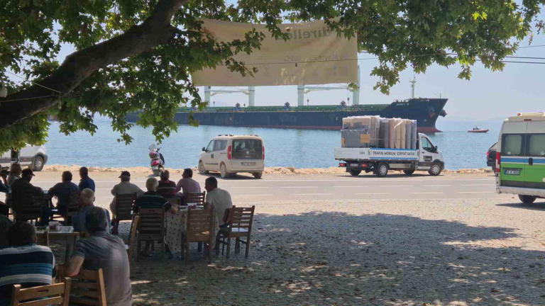 GEMİYİ GÖRENLER SABAH SAATLERİNDEN İTİBAREN KIYIYA YAKIN NOKTALARDA VE KÖY KAHVESİNDEN GELİŞMELERİ TAKİP EDİYOR.