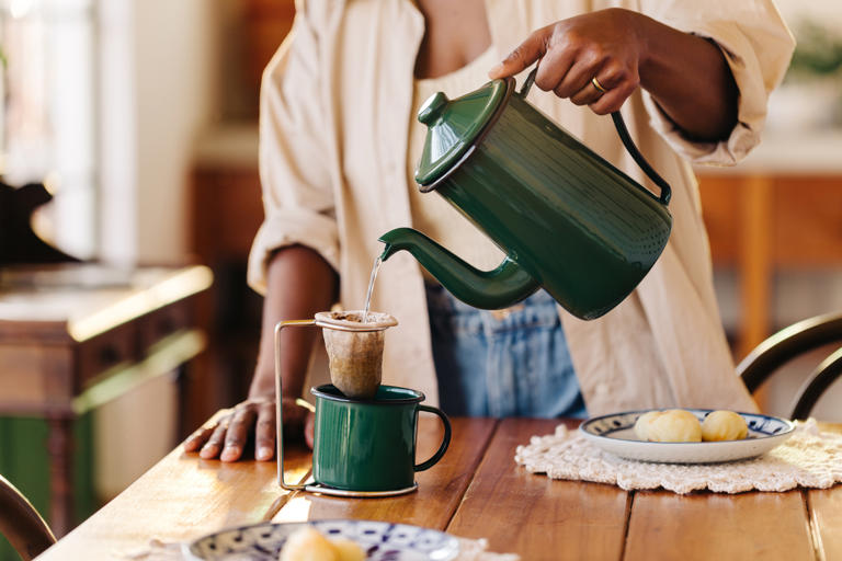 O café contém mais de 2.000 compostos bioativos, incluindo polifenóis — substâncias com propriedades antioxidantes e anti-inflamatórias