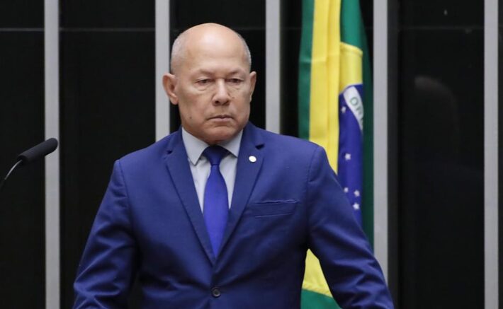Deputado bolsonarista se engana e chama Lula de ‘homofóbico’ querendo acusar presidente de racismo