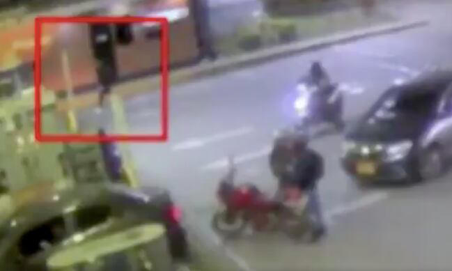 En el cuadro rojo, alias el Costeño, ya en la estación de gasolina.