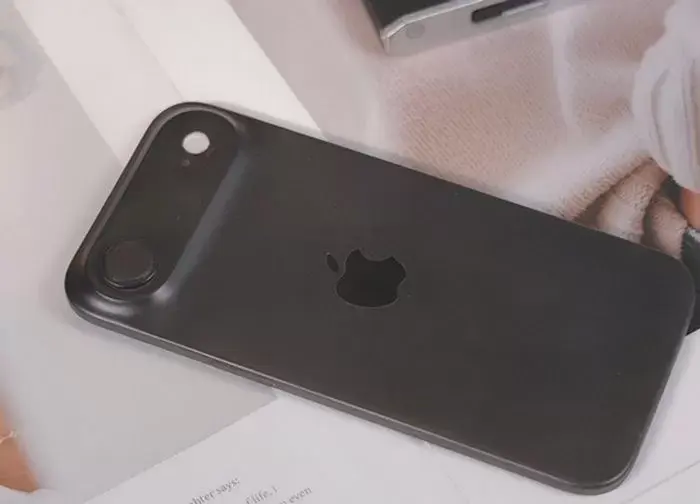 iPhone 17 air ブラック　モックアップ　模型 史上最薄」iPhone 17 Airの実機模型流出！カメラは1基、厚さ