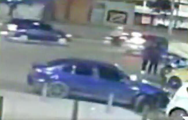 El carro azul tras arribar a la estación de gasolina.