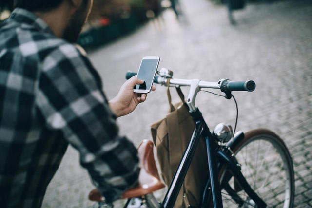 ながら運転による自転車事故は多い　※画像はイメージです（Paylessimages/stock.adobe.com）