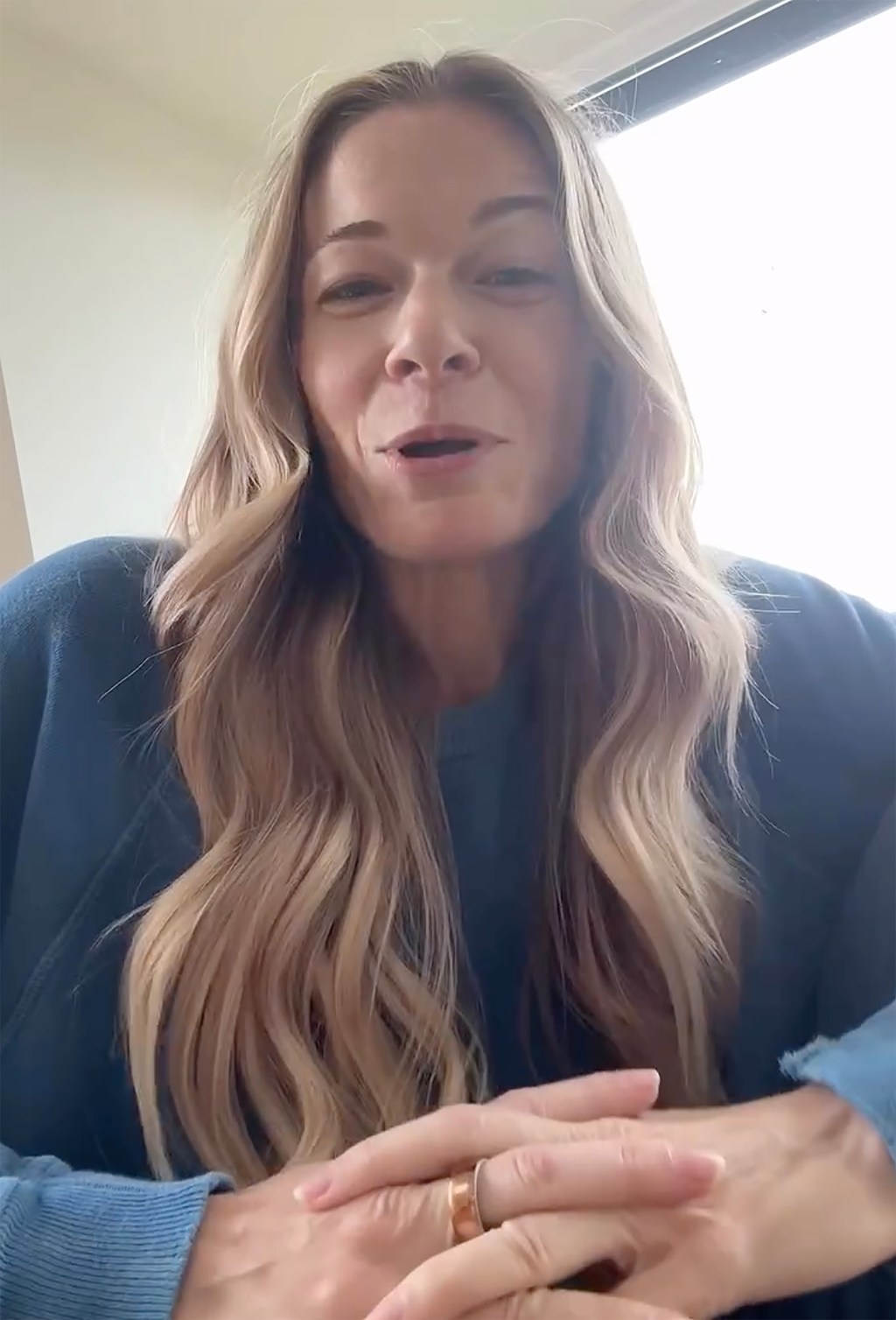 LeAnn Rimes runs offstage after her teeth fall out mid-concert, image size:768x1131