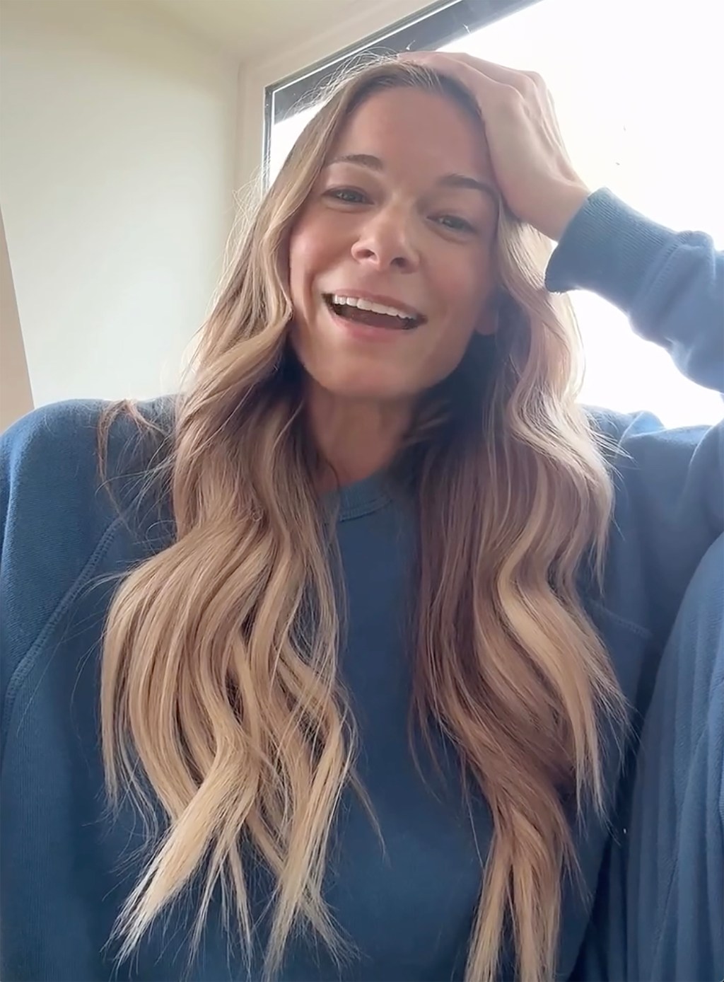 LeAnn Rimes runs offstage after her teeth fall out mid-concert, image size:768x1041