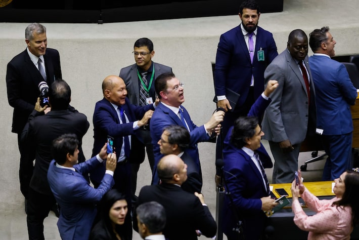 Deputados de oposição comemoram o resultado da votação da Câmara que impôs derrota ao governo ao reprovar decreto de aumento do IOF Foto: Wilton Junior/Estadão
