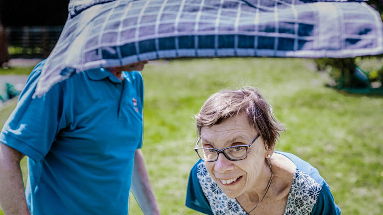 Woonzorgcentra hebben te weinig middelen voor steun aan mensen met jongdementie: "Wachten tot iemand overlijdt voor je steun krijgt"