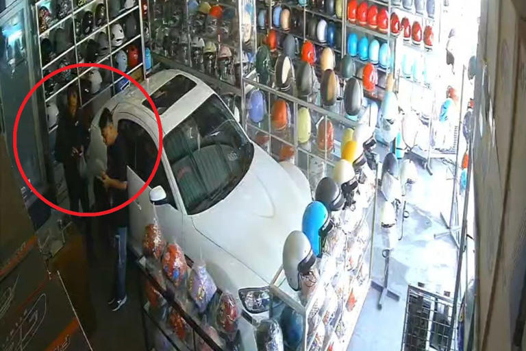 Rekaman CCTV tunjukan oknum Polisi yang tengah menipu toko helm di Bandung dengan bukti transfer palsu Dok. Pribadi/Ridha Anisa Fitri