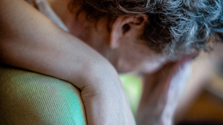 Woonzorgcentra hebben te weinig middelen voor steun aan mensen met jongdementie: "Wachten tot iemand overlijdt voor je steun krijgt"