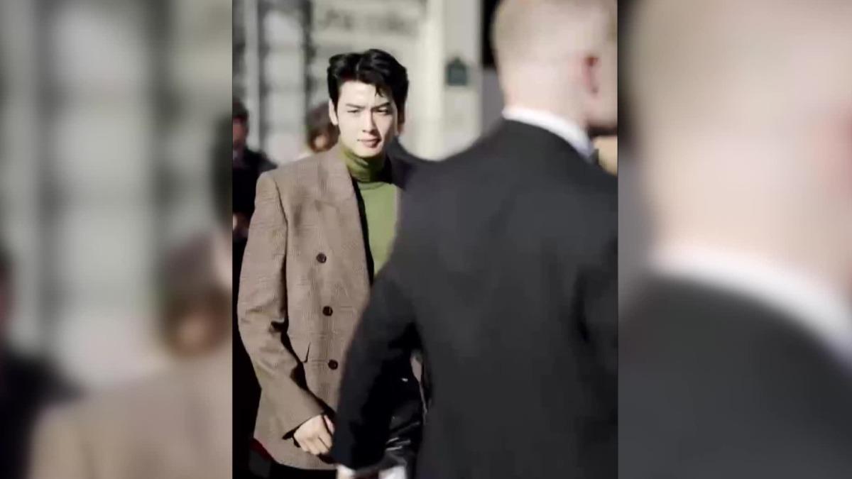 車銀優把大馬路當伸展台帥炸。（圖／翻攝微博）