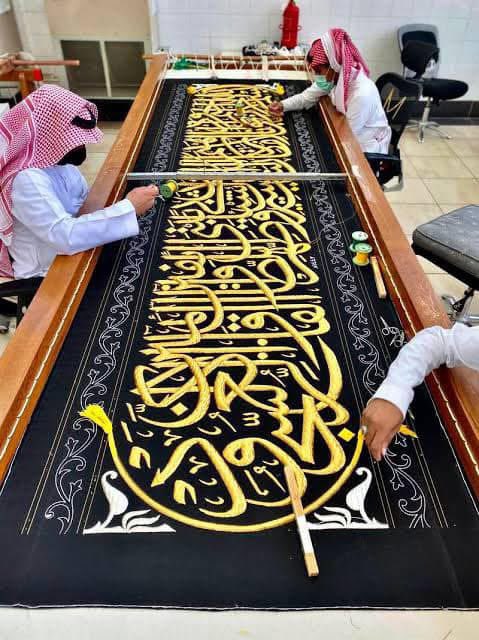 [ФОТОГРАФИИ] Хиджра 1447 года: В Мекке начинается ежегодная замена крышки Каабы