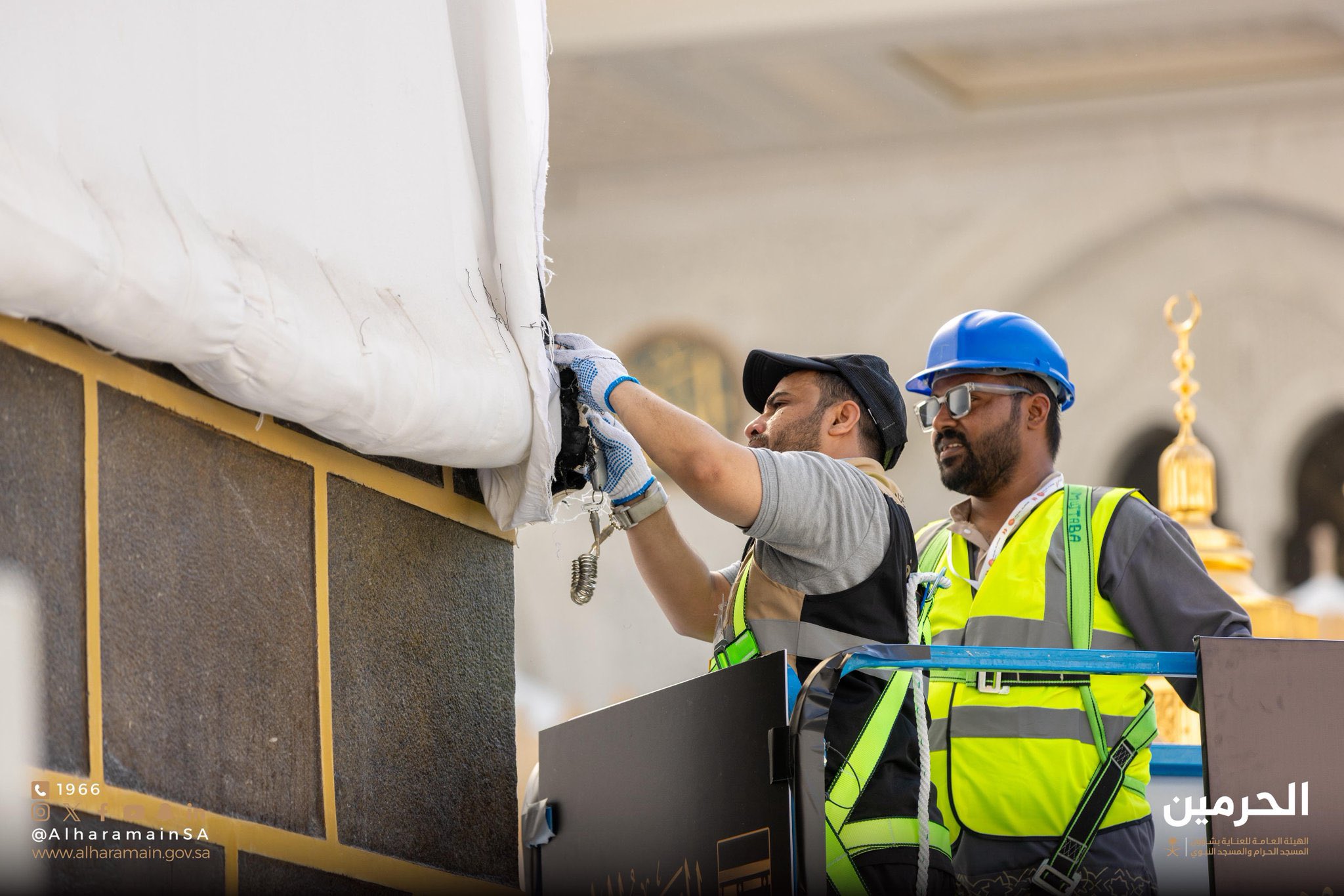 [ФОТОГРАФИИ] Хиджра 1447 года: В Мекке начинается ежегодная замена крышки Каабы