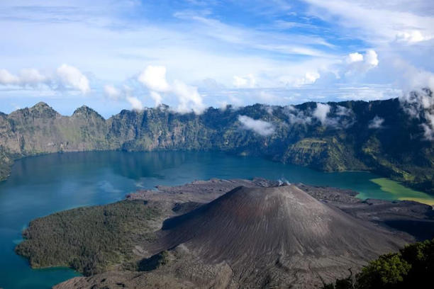 Apakah Gunung Rinjani Masih Aktif? Ini Fakta Geologisnya!