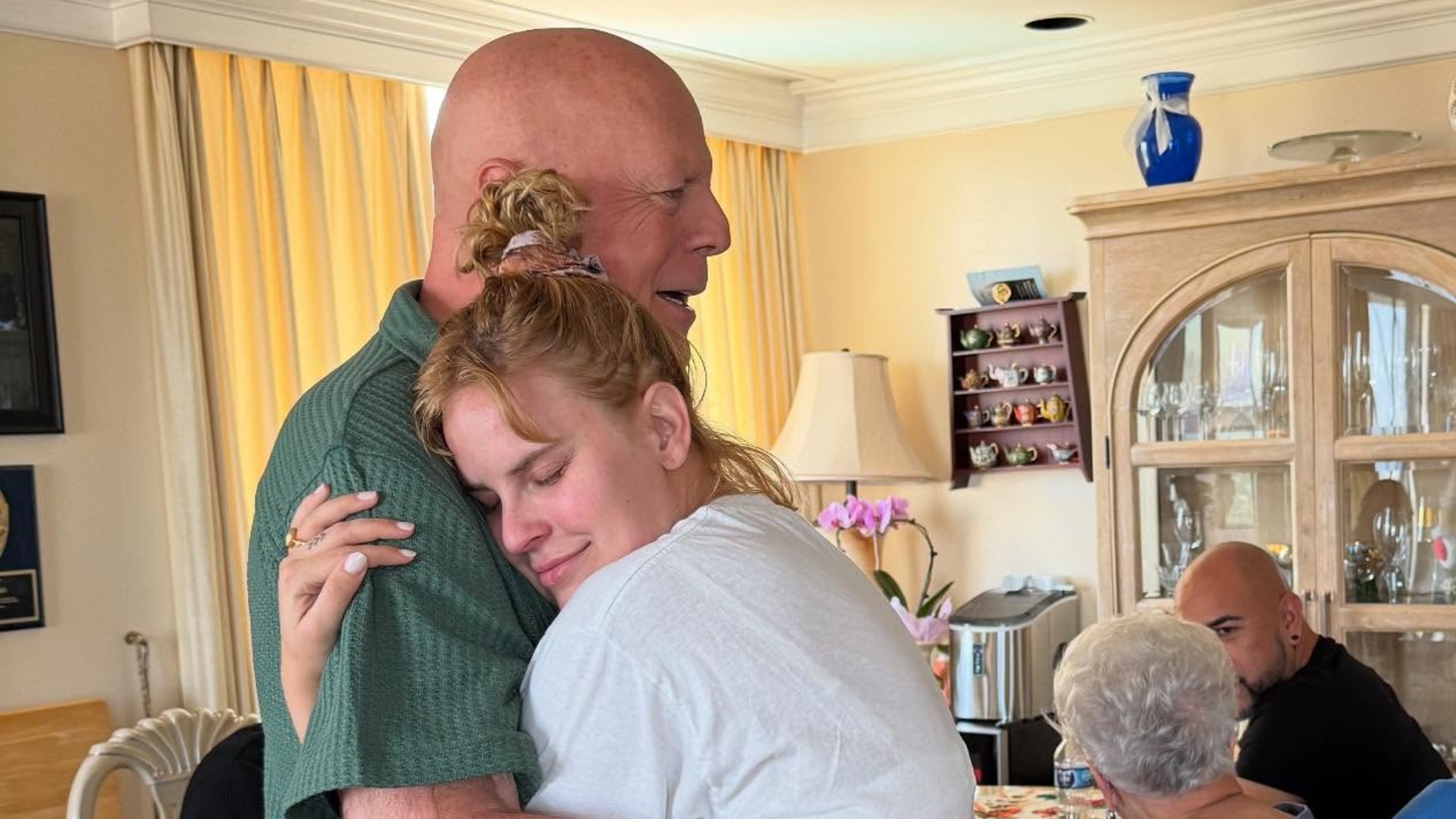 Bruce Willis' Tochter reagiert auf Kritik, weil sie ihren (dementen) Vater  zeigt