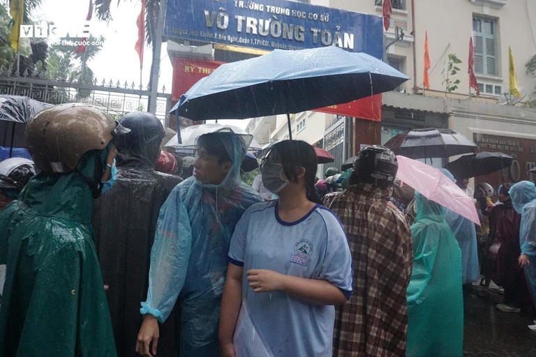 Thí sinh khóc thét với đề Toán mới, 'đọc đề hết nửa thời gian' - 13