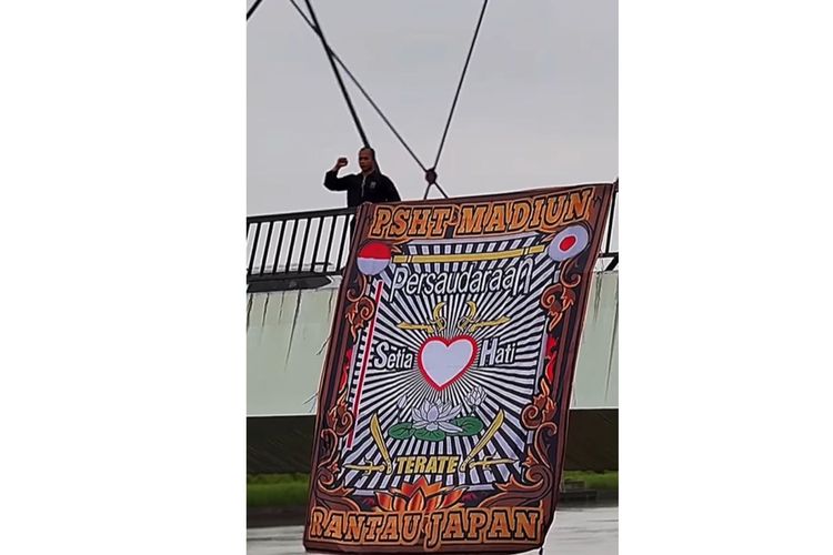 Tangkapa layar video PSHT membentangkan spanduk di Jepang.