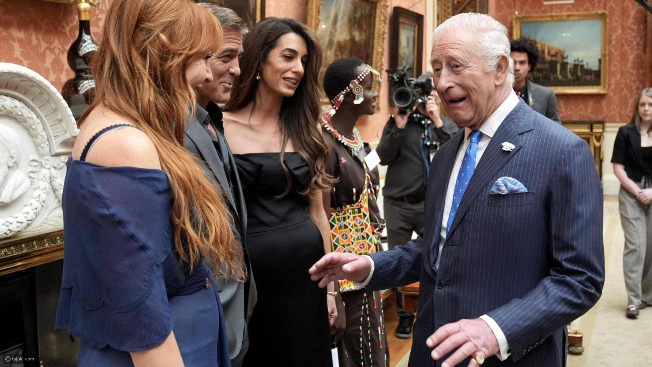 أمل كلوني تبرز جمالها العربي بالمكياج النيود الأنيق