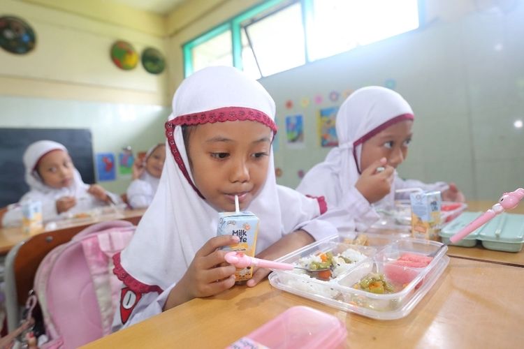 Program Makan Bergizi Gratis Menjangkau 1,9 Juta Warga Jatim, Gubernur Khofifah Tekankan Koordinasi 