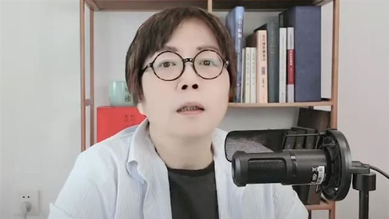 黃智賢嗆館長「滿口利益、隨時可以跪」。（圖／翻攝自YouTube-黃智賢夜問頻道）