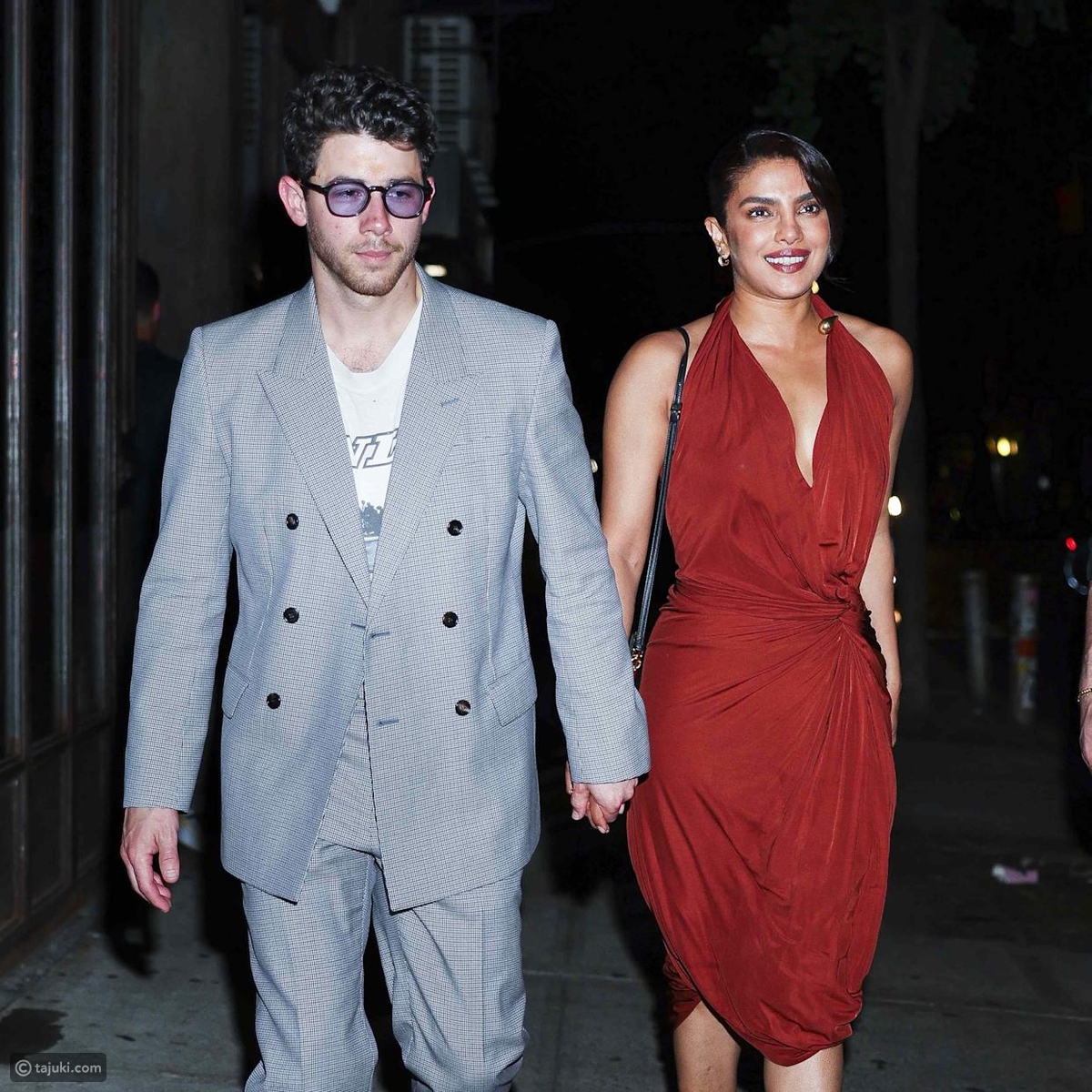 بريانكا شوبرا ساحرة بصيحة جمالية تسعينياتية